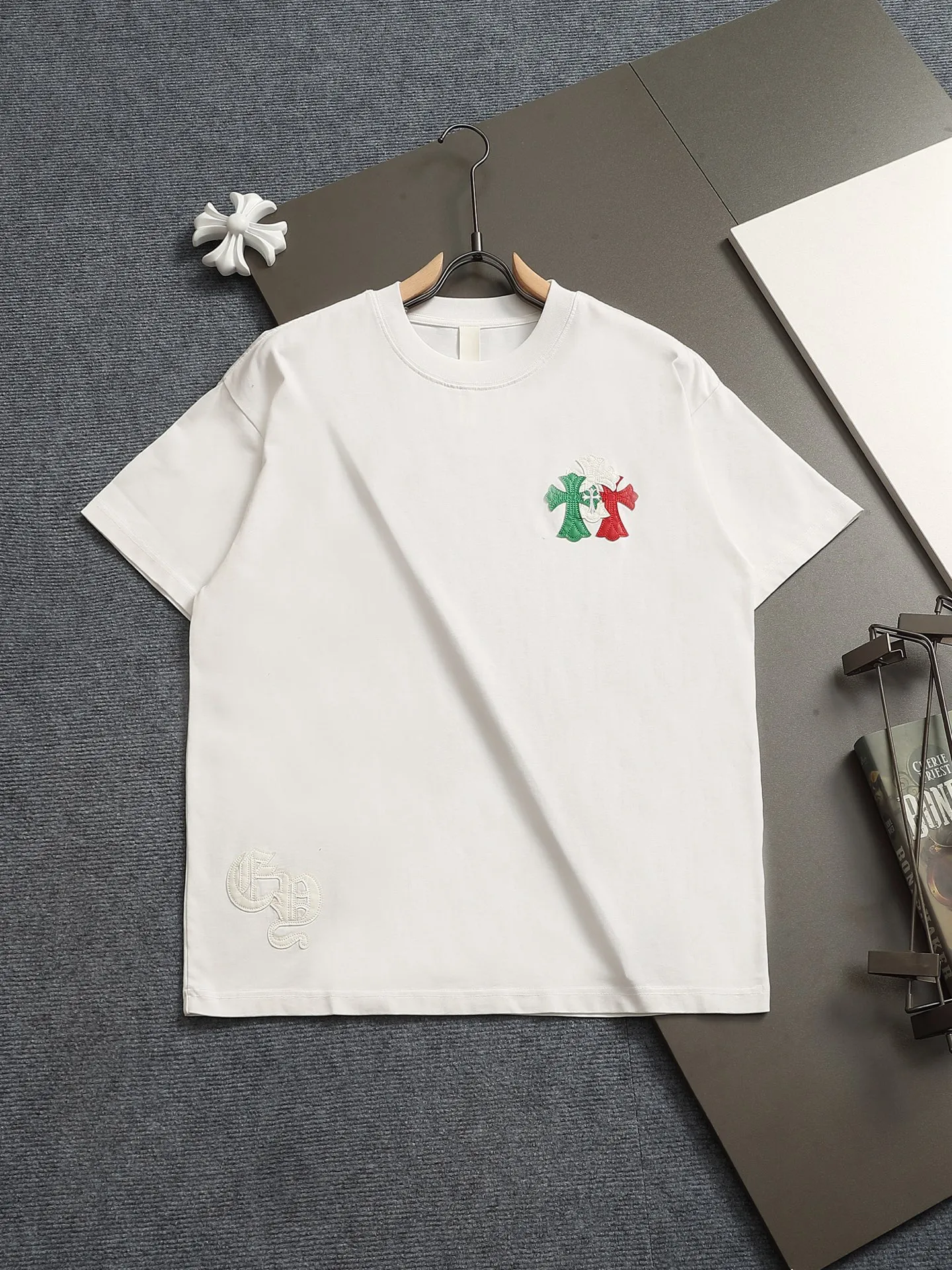 🅿️220 Chrome hearts ch Chrome hearts cross leather short-sleeved T-shirts. Large version. Loose and stylish. The difference is the low version, the slim version, the upper body and the crotch. 100% commitment: top quality, not fast food. The highest version on the market. Top quality, 320 grams. 26 custom-dyed double yarn cotton, same style for men and women, complete with three standards. Color: Black White Khaki Size: XS-L Size chart: